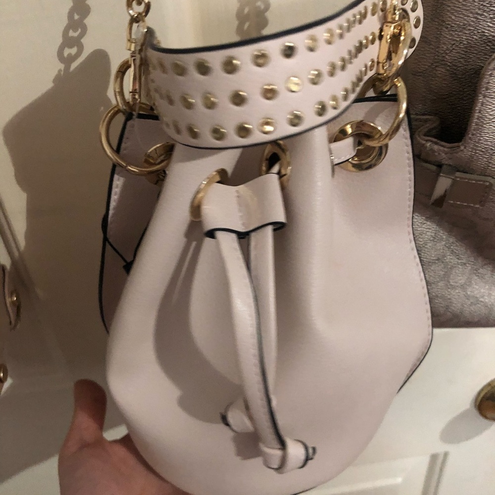 Purses keep scrolling - Picture 6 of 8